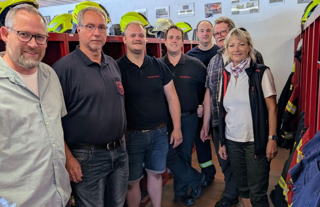 SPD-Bürgermeisterkandidat Armin Kibbert, (vorn) schaute sich gemeinsam mit Jürgen Wichert und Astrid Becker die Situation im maroden Feuerwehrgerätehaus Oberbrügge an. Foto: SPD Halver / privat